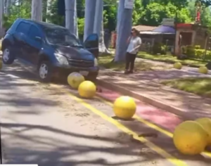 Un automóvil ya se llevoma katu por delante varias bolas que divide la ruta de la bicisenda en Sanlo