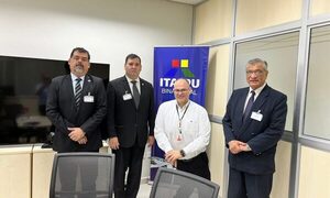 Universidad Corporativa ITAIPU y la UNE exploran alianza para la formación integral de profesionales