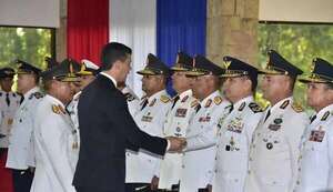 Santiago Peña entrega bastón de mando a jefes militares, el primero de su gestión - Política - ABC Color