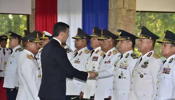 Santiago Peña entrega bastón de mando a jefes militares, el primero de su gestión - Política - ABC Color