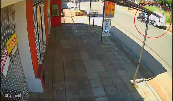 [VIDEO] Retiró dineral del banco, bajó a revisar una rueda en llanta y ¡le pelaron!