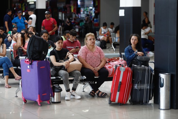Diario HOY | Intenso movimiento en la Estación de Buses, horarios se liberan al mediodía