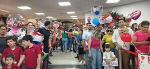 Reencuentro de familiares en el aeropuerto Silvio Pettirossi por las fiestas de fin de año - Nacionales - ABC Color