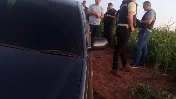 Delincuentes abandonan vehículo robado tras persecución policial