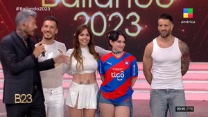 Versus / "Lali" González le regaló a Marcelo Tinelli la camiseta de Cerro Porteño