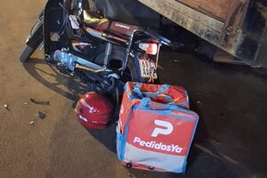 Joven que realiza delivery choca contra camión estacionado