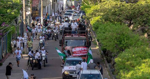 La Nación / Con caravana vehicular piden libertad de gobernador boliviano
