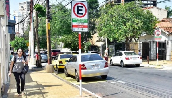 Cuidacoches seguirán cobrando por “cuidar” autos, pese a estacionamiento tarifado