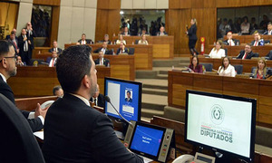 Los diputados niegan nepotismo en casos de privilegiados contratos de hijos de legisladores