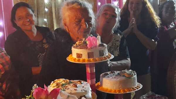 Doña Delia Espinoza, la reina de Yatytay, celebró sus 101 años de vida