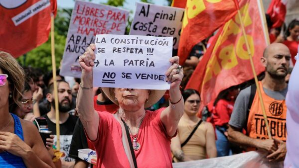 El rechazo a la reforma de Milei se ahonda con llamado a huelga y m谩s acciones judiciales - Revista PLUS