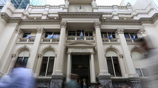 El Banco Central de Argentina lanza bono para regularizar millonaria deuda con importadores - Revista PLUS