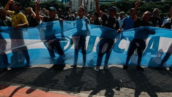 La mayor central obrera de Argentina convoca a una huelga general contra el Gobierno de Milei - Revista PLUS