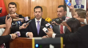 Latorre anuncia medidas y huye de preguntas tras escándalo por casos de nepotismo - Noticiero Paraguay