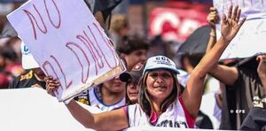 Organizaciones sociales protestan contra las medidas econ贸micas de Javier Milei en Argentina - Revista PLUS