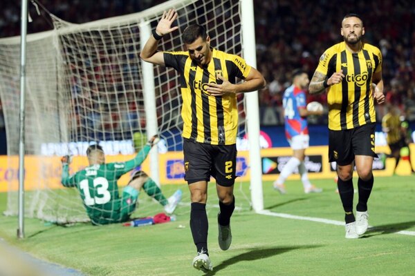 Versus / Raúl Cáceres está para dejar Guaraní