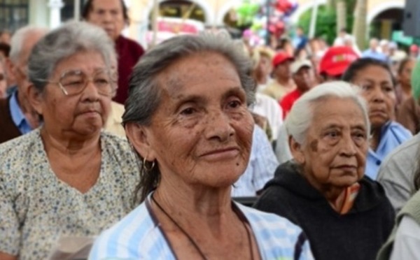 Unos 310.000 adultos mayores reciben pensión alimentaria del Estado en Paraguay - MarketData