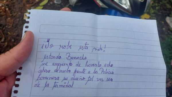 Robó moto, se arrepintió y la devolvió con esquela