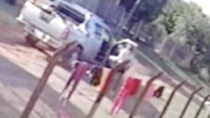Buscan a una ladrona fifí: anda en camioneta pero roba ropas y zapatitos de niños