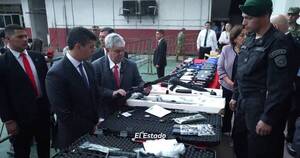 La Nación / Gobierno destinó 2.000 armas incautadas para fortalecer a efectivos policiales
