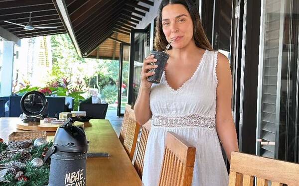 Nadia Ferreira enseña a tomar tereré a su concuñada colombiana
