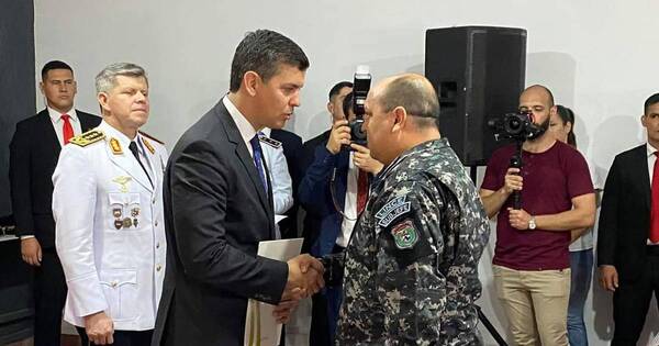 La Nación / Condecoran a agente del grupo Lince herido en el operativo Veneratio