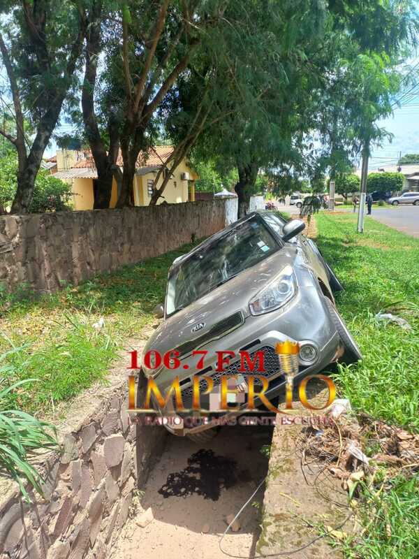 Tratando de desviar una moto, automóvil cae a una cuenta sobre Carlos Domínguez - Radio Imperio 106.7 FM