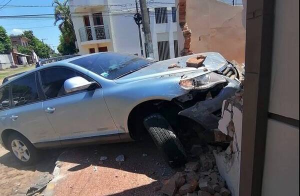Camioneta manejada por un péndex, frenó por la muralla