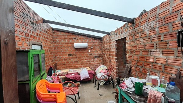 Fuerte temporal deja dos menores heridos y casas destechadas en Ayolas