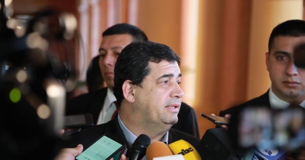 La Fiscalía desestima la denuncia contra Hugo Velázquez por soborno y desafía a la embajada