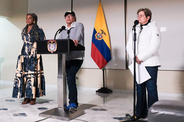 Gobierno colombiano sube el salario mínimo en 12 % para 2024 y lo deja en unos 335 dólares - MarketData