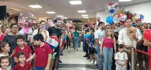 Emotivos reencuentros de las familias  en  el aeropuerto de Luque - Nacionales - ABC Color