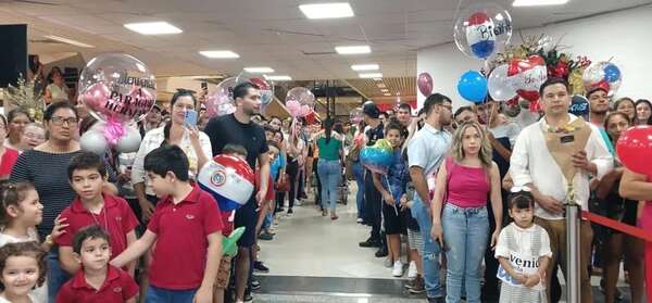 Emotivos reencuentros de las familias  en  el aeropuerto de Luque - Nacionales - ABC Color