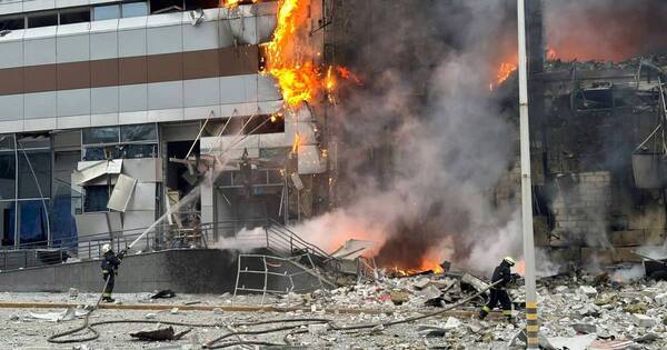 La Nación / Al menos 30 muertos en ataque ruso en Ucrania