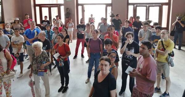 La Nación / El teatro municipal recibe al público al empezar el año