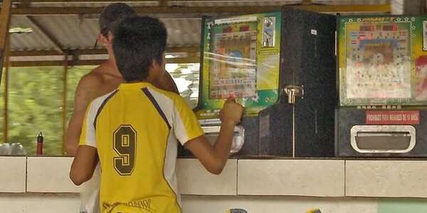 Reglamentan ley que protege a menores ante máquinas tragamonedas
