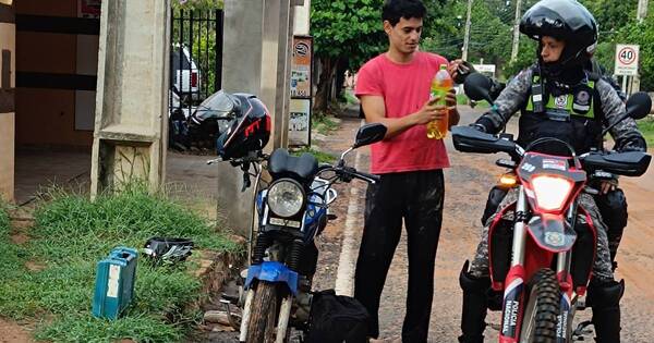 La Nación / Gesto viral: agentes Lince ayudan a motociclista sin combustible