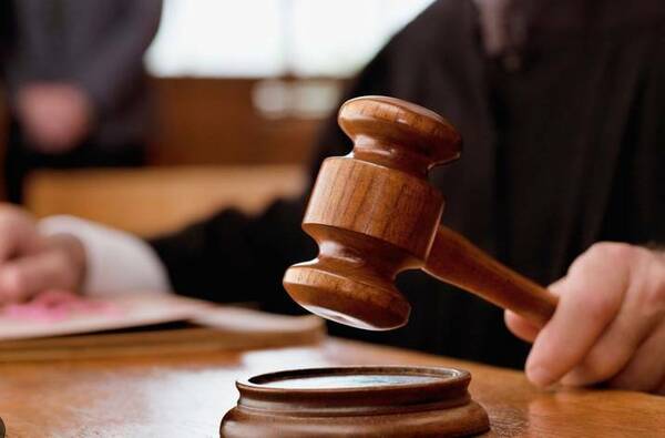 Condenan a 10 años de prisión a radiólogo por abusar de su paciente adolescente