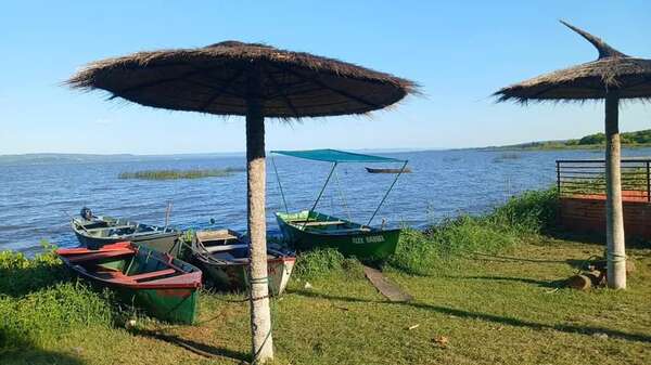 Canoeros perseveran a pesar de la disminución de visitantes en la playa municipal de Areguá - Nacionales - ABC Color