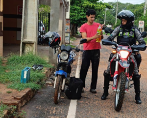 Gesto viral: agentes Lince ayudan a motociclista sin combustible
