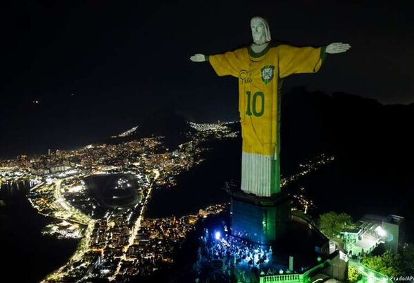 El Cristo del Corcovado se pone la camiseta de Pelé