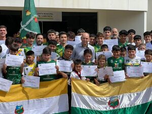 INTENDENTE DE CAMBYRETÁ ENTREGÓ DISTINCIONES A DEPORTISTAS - Itapúa Noticias