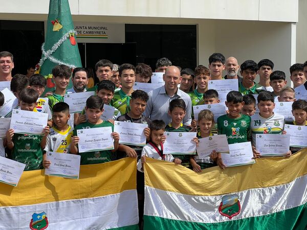 INTENDENTE DE CAMBYRETÁ ENTREGÓ DISTINCIONES A DEPORTISTAS - Itapúa Noticias