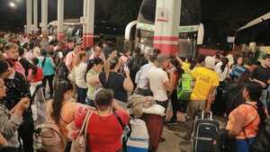 Familias aprovechan liberación de horarios en estación de buses