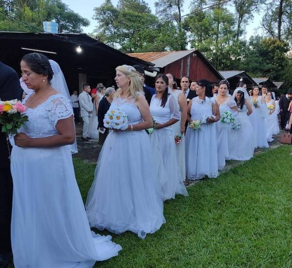 [GALERIA] Cierre de año a puro amor en Coronel Oviendo: casorio multitudinario entre 80 tortolitos