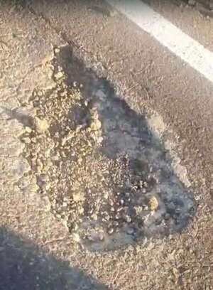Aparecen más  baches en la “nueva” y  encarecida ruta PY09 del MOPC - Economía - ABC Color