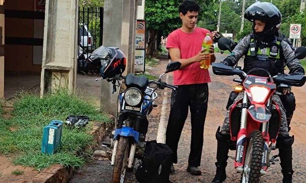 Gesto viral: agentes Lince ayudan a motociclista sin combustible – Prensa 5