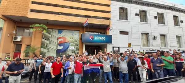Trabajadores de Copaco exigen al Gobierno de Santiago Peña que intervenga ante el retraso del pago de salarios - Nacionales - ABC Color