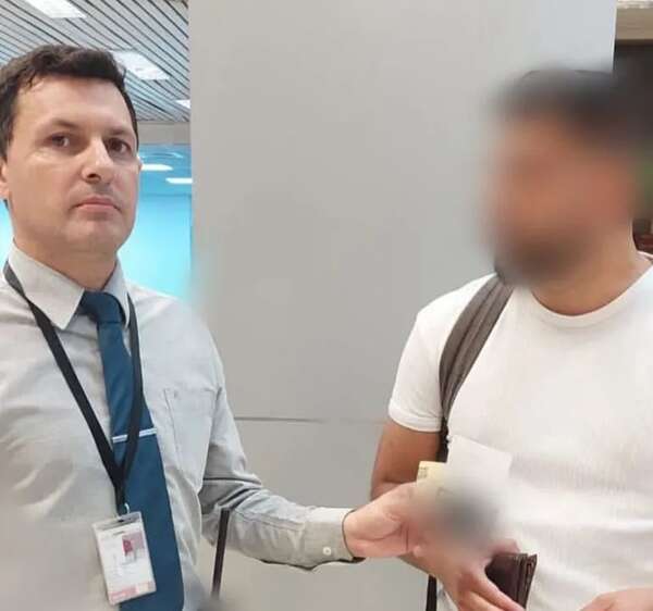 Funcionario de la Dinac encontró y devolvió dinero en efectivo - Nacionales - ABC Color
