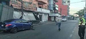 [VIDEO] Pasó por el mercado e ingresó a los locales ¡con su vehículo y todo!